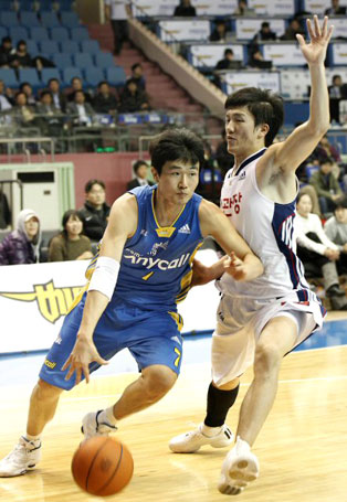 7일 오후 서울 잠실실내체육관에서 열린 2010-2011 현대모비스프로 정규리그 서울 삼성-안양 인삼공사 농구 경기에서 삼성 강혁이 공격을 하고 있다.