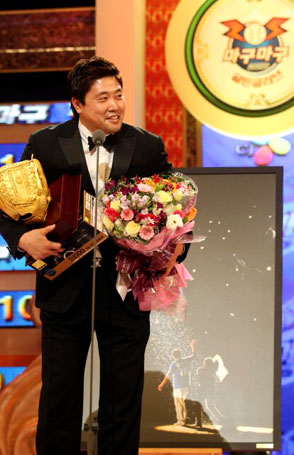 11일 코엑스에서 열린 골든글러브 시상식에서 골든포토상을 수상한 양준혁이 인사말을 하고 있다. 생방송이 끝난 직후라 양준혁이 아쉬운듯 방송이 끝났냐고 물었다.