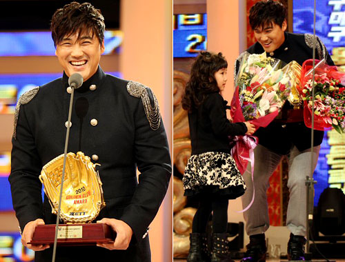 롯데 홍성흔이 2010 골든글러브 지명타자 부문을 수상했다. 11일 코엑스에서 열린 시상식에서 홍성흔이 수상 소감을 말하고 있다.(사진 왼쪽) 홍성흔 선수의 딸이 축하 꽃다발을 전하고 있다.