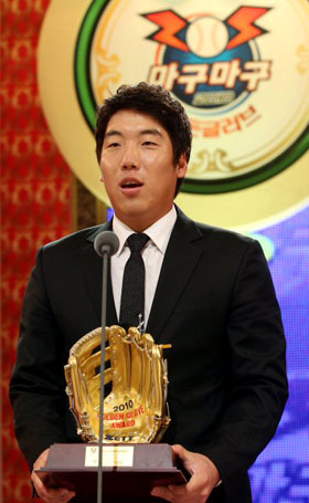 두산 김현수가 2010 골든글러브 외야수 부문을 수상했다. 11일 코엑스에서 열린 시상식에서 김현수가 수상 소감을 말하고 있다.