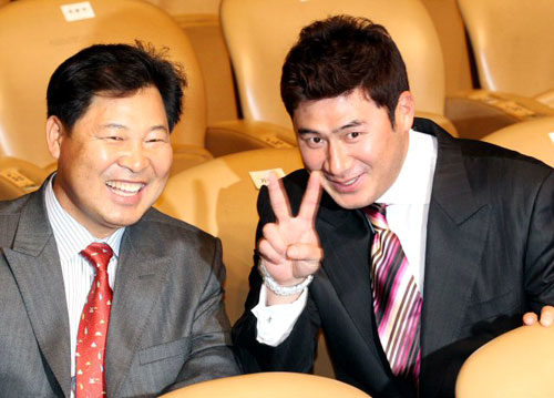 11일 코엑스에서 2010 골든글러브 시상식 중 이만수 코치와 서재응 선수가 대화하고 있다.