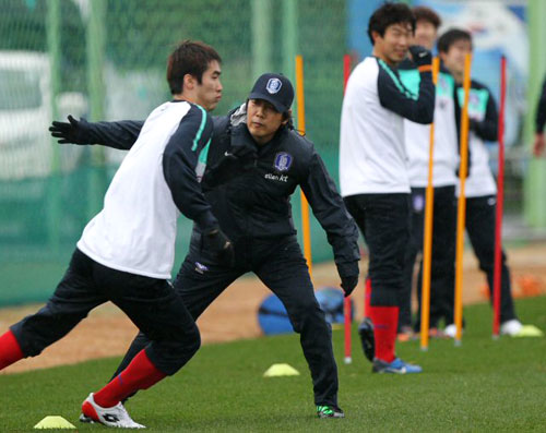 13일 오후 축구대표팀이 제주도 서귀포시민구장에서 훈련에 돌입한 가운데 조광래 감독이 선수들을 훈련시키고 있다.