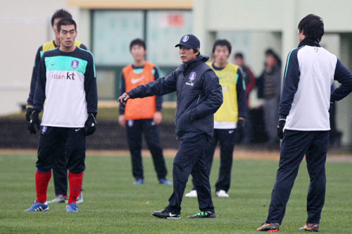 13일 오후 축구대표팀이 제주도 서귀포시민구장에서 훈련에 돌입한 가운데 조광래 감독이 선수들에게 훈련 지시를 하고 있다.