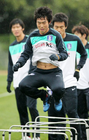 13일 오후 축구대표팀이 제주도 서귀포시민구장에서 훈련에 돌입한 가운데 윤빛가람이 비를 맞으며 훈련에 열중하고 있다.