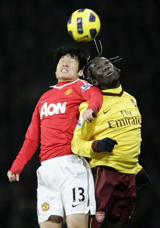 14일 오전(한국시각) 잉글랜드 맨체스터 올드트래포드 스타디움에서 열린 2010-2011 EPL 17라운드 맨체스터 유나이티드(이하 맨유)-아스널의 경기에서 박지성(왼쪽)과 바카리 사냐(프랑스)가 볼다툼을 하고 있다.