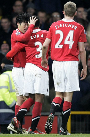 14일 오전(한국시각) 잉글랜드 맨체스터 올드트래포드 스타디움에서 열린 2010-2011 EPL 17라운드 맨체스터 유나이티드(이하 맨유)-아스널의 경기에서 박지성이 전반 40분 결승골을 넣은 뒤 동료들과 기뻐하고 있다.