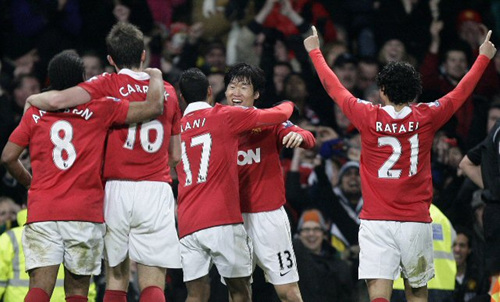 14일 오전(한국시각) 잉글랜드 맨체스터 올드트래포드 스타디움에서 열린 2010-2011 EPL 17라운드 맨체스터 유나이티드(이하 맨유)-아스널의 경기에서 박지성이 전반 40분 결승골을 넣은 뒤 동료들과 기뻐하고 있다.