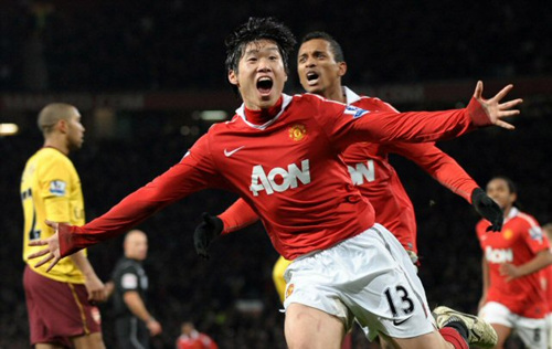 14일 오전(한국시각) 잉글랜드 맨체스터 올드트래포드 스타디움에서 열린 2010-2011 EPL 17라운드 맨체스터 유나이티드(이하 맨유)-아스널의 경기에서 박지성이 전반 40분 결승골을 넣은 뒤 기뻐하고 있다.  이날 경기는 맨유가 1대0으로 승리했고, 박지성은 이로써 한 시즌 최다 6골 신기록을 작성했으며 맨유는 리그 선두를 탈환했다.