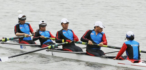14일 광저우 국제 조정경기장에서 열린 2010 광저우장애인아시아경기대회 조정l LTA4+ 결승에서 한국 박완순,신영수, 정주미,유순옥(맨앞부터) 선수가 힘차게 출발하고 있다. 이경기에서 한국은 동메달을 획득했다.