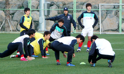 14일 오후 축구대표팀이 제주도 서귀포시 제주 유나이티드FC 구장에서 훈련에 들어간 가운데 선수들이 스트레칭을 하고 있다.
