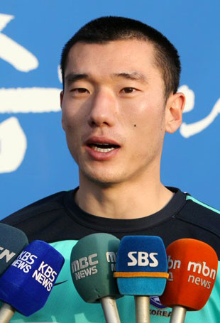 14일 오후 축구대표팀이 제주도 서귀포시 제주 유나이티드FC 구장에서 훈련 하기에 앞서 최효진이 기자들의 질문에 답하고 있다.