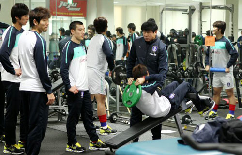 14일 오후 축구대표팀이 제주도 서귀포시 제주 유나이티드FC 구장에서 훈련하기에 앞서 선수들이 웨이트 트레이닝을 하고 있다.