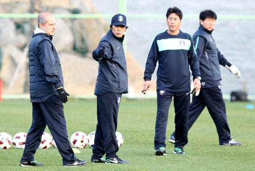14일 오후 축구대표팀이 제주도 서귀포시 제주 유나이티드FC 구장에서 훈련 중 조광래 감독이 코치들에게 훈련 지시를 하고 있다.