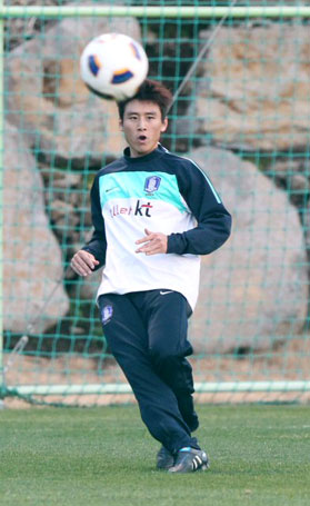 14일 오후 축구대표팀이 제주도 서귀포시 제주 유나이티드FC 구장에서 훈련 중 구자철이 센터링하고 있다.