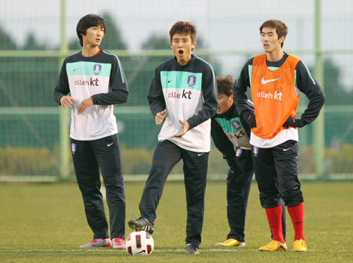 14일 오후 축구대표팀이 제주도 서귀포시 제주 유나이티드FC 구장에서 훈련중인 가운데 구자철이 동료들을 격려하고 있다.