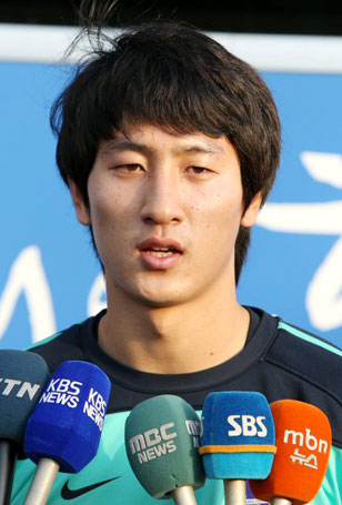 14일 오후 축구대표팀이 제주도 서귀포시 제주 유나이티드FC 구장에서 훈련 하기에 앞서 지동원이 기자들의 질문에 답하고 있다.