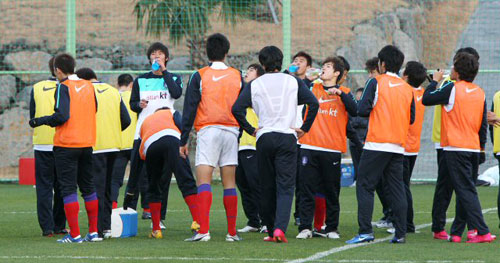 14일 오후 축구대표팀이 제주도 서귀포시 제주 유나이티드FC 구장에서 훈련도중 목을 축이고 있다.