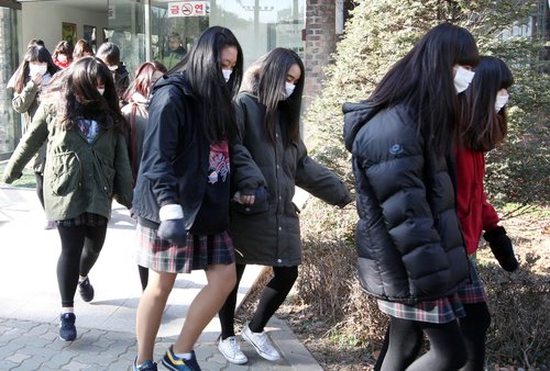 북한의 포격 등 비상상황을 가상한 민방공 특별 훈련이 실시된 15일 오후 서울 마포구 아현중학교 학생들이 인근 지하도 아현역으로 긴급 대피하고 있다.