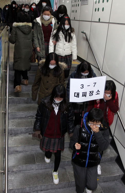 북한의 포격 등 비상상황을 가상한 민방공 특별 훈련이 실시된 15일 오후 서울 마포구 아현중학교 학생들이 인근 지하도 아현역으로 긴급 대피하고 있다.