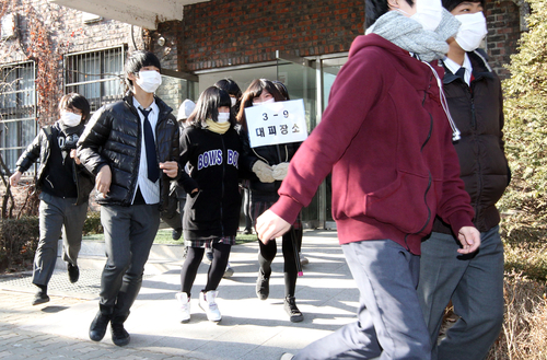북한의 포격 등 비상상황을 가상한 민방공 특별 훈련이 실시된 15일 오후 서울 마포구 아현중학교 학생들이 인근 아현역으로 긴급 대피하고 있다.