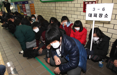 북한의 포격 등 비상상황을 가상한 민방공 특별 훈련이 실시된 15일 오후 서울 마포구 아현중학교 학생들이 인근 지하철 아현역으로 긴급 대피해 있다.