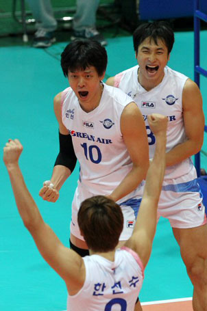 15일 오후 인천도원체육관에서 열린 프로배구 2010-2011 V리그 우리캐피탈과의 경기서 3-0으로 승리해 시즌개막후 4연승을 기록한 대한항공 선수들이 환호하고 있다.
