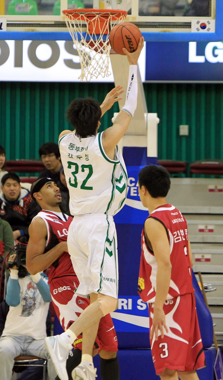 15일 경남 창원실내체육관에서 열린 프로농구 창원LG와 원주동부 경기에서 원주동부 김주성이 슛을 하고 있다.