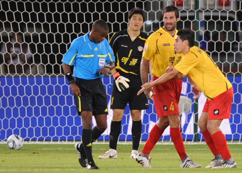 16일 오전(한국시간) 아부다비 자예드 스포츠시티 스타디움에서 열린 '클럽월드컵 UAE 2010' 성남일화와 인터밀란과의 4강전에서 성남 선수들이 인터밀란 밀리토에게 추가골을 허용하자 아쉬워하고 있다.