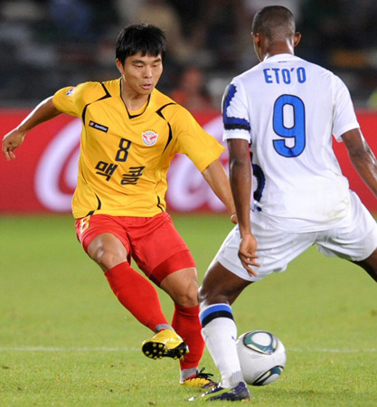 16일 오전(한국시간) 아부다비 자예드 스포츠시티 스타디움에서 열린 '클럽월드컵 UAE 2010' 성남일화와 인터밀란과의 4강전에서 성남일화 최성국이 인터밀란 에투를 앞에 두고 돌파를 시도하고 있다.