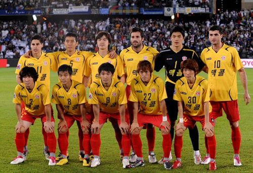 16일 오전(한국시간) 아부다비 자예드 스포츠시티 스타디움에서 열린 '클럽월드컵 UAE 2010' 성남일화와 인터밀란과의 4강전에서 성남일화 선수들이 경기 전 포즈를 취하고 있다.