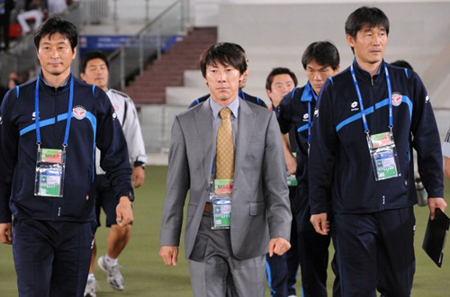16일 오전(한국시간) 아부다비 자예드 스포츠시티 스타디움에서 열린 '클럽월드컵 UAE 2010' 성남일화와 인터밀란과의 4강전에서 성남 신태용 감독이 경기장에 들어서고 있다.