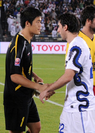 16일 오전(한국시간) 아부다비 자예드 스포츠시티 스타디움에서 열린 '클럽월드컵 UAE 2010' 성남일화와 인터밀란과의 4강전에서 성남일화 정성룡이 경기 전 인터밀란 밀리토와 악수를 하고 있다.