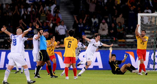16일 오전(한국시간) 아부다비 자예드 스포츠시티 스타디움에서 열린 '클럽월드컵 UAE 2010' 성남일화와 인터밀란과의 4강전에서 성남 선수들이 인터밀란 밀리토(오른쪽 세번째)에게 추가골을 허용하자 아쉬워하고 있다.