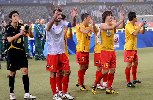 16일 오전(한국시간) 아부다비 자예드 스포츠시티 스타디움에서 열린 '클럽월드컵 UAE 2010' 성남일화와 인터밀란과의 4강전에서 성남일화 선수들이 경기 후 팬들에게 인사하고 있다.