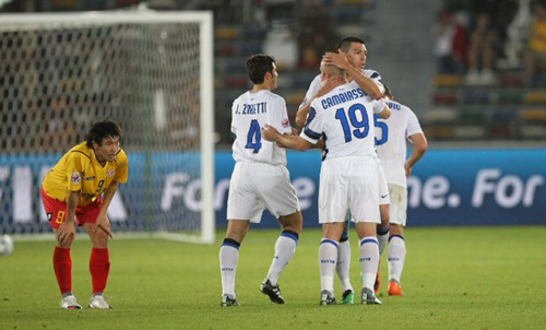 16일 오전(한국시간) 아부다비 자예드 스포츠시티 스타디움에서 열린 '클럽월드컵 UAE 2010' 성남일화와 인터밀란과의 4강전에서 승리를 거둔 인터밀란 선수들이 기뻐하고 있다.