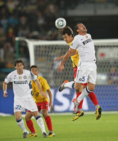 16일 오전(한국시간) 아부다비 자예드 스포츠시티 스타디움에서 열린 '클럽월드컵 UAE 2010' 성남일화와 인터밀란과의 4강전에서 인터밀란의 스탄코비치(오른쪽)와 성남의 김성환이 볼다툼을 벌이고 있다.