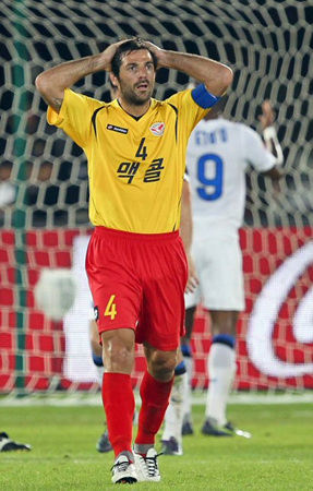 16일 오전(한국시간) 아부다비 자예드 스포츠시티 스타디움에서 열린 '클럽월드컵 UAE 2010' 성남일화와 인터밀란과의 4강전에서 성남의 사샤가 경기가 안풀리자 곤혹스러운 표정을 짓고 있다.