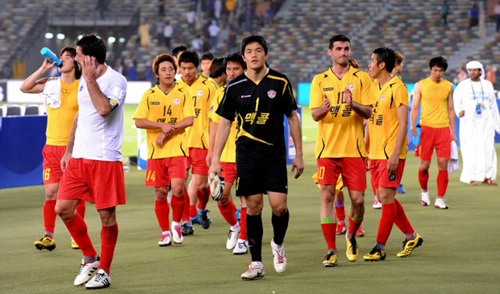 16일 오전(한국시간) 아부다비 자예드 스포츠시티 스타디움에서 열린 '클럽월드컵 UAE 2010' 성남일화와 인터밀란과의 4강전에서 성남일화 선수들이 경기 후 팬들에게 인사하고 있다.