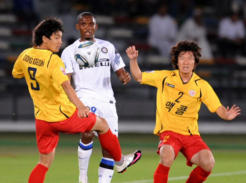 16일 오전(한국시간) 아부다비 자예드 스포츠시티 스타디움에서 열린 '클럽월드컵 UAE 2010' 성남일화와 인터밀란과의 4강전에서 인터밀란 에투가 성남 조동건과 고재성 사이로 패스를 하고 있다.