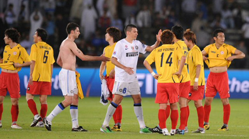 16일 오전(한국시간) 아부다비 자예드 스포츠시티 스타디움에서 열린 '클럽월드컵 UAE 2010' 성남일화와 인터밀란과의 4강전에서 3대0으로 패한 성남 선수들이 인터밀란 선수들과 경기 후 악수를 하고 있다.