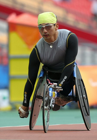16일 중국 광저우 아오티 주경기장에서 열린 2010 광저우장애인아시아경기대회 남자 육상 200m 예선을 마친 홍석만이 굳은 표정으로 경기장을 나서고 있다.