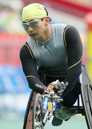 16일 중국 광저우 아오티 주경기장에서 열린 2010 광저우장애인아시아경기대회 남자 육상 200m 예선을 마친 홍석만이 굳은 표정으로 경기장을 나서고 있다.