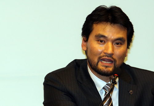 일본 프로야구 오릭스 버팔로스에 입단하는 박찬호가 21일 강남구 역삼동 피트니스 박 61에서 기자회견을 하고 있다. 박찬호는 "자신의 야구인생에 일본행도 큰 도움이 될 것이다"라고 말했다.