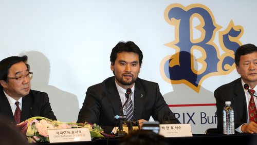일본 프로야구 오릭스 버팔로스에 입단하는 박찬호가 21일 강남구 역삼동 피트니스 박 61에서 기자회견을 하고 있다.