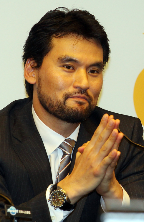일본 프로야구 오릭스 버팔로스에 입단하는 박찬호가 21일 강남구 역삼동 피트니스 박 61에서 기자회견을 하고 있다. 박찬호는 "선수생활 마지막은 한국에서 하고 싶다"며 "한국진출도 생각하고 있다"고 말했다.