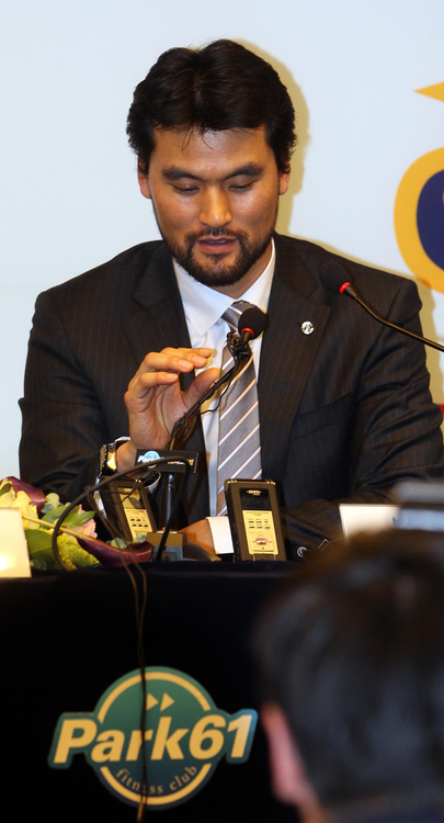 일본 프로야구 오릭스 버팔로스에 입단하는 박찬호가 21일 강남구 역삼동 피트니스 박 61에서 기자회견을 하고 있다.