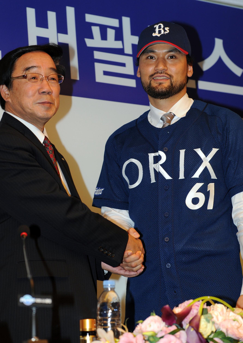 일본 프로야구 오릭스 버팔로스에 입단하는 박찬호가 21일 강남구 역삼동 피트니스 박 61에서 기자회견 후 유니폼을 입고 있다. 박찬호는 "자신의 야구인생에 일본행도 큰 도움이 될 것이다"라고 말했다.