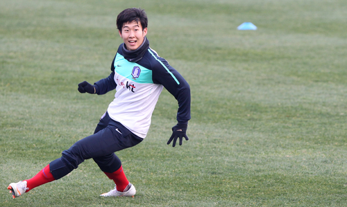 2011 아시안컵 축구대회를 앞두고 생애 첫 축구 대표팀 소집훈련에 참가한 손흥민(18.함부르크)이 21일 제주도 서귀포시 시민축구장에서 축구대표팀과 함께 훈련하고 있다.
