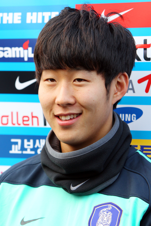 축구대표팀이 21일 오후 제주도 서귀포 시민구장에서 훈련에 합류한 손흥민이 인터뷰를 하고 있다.