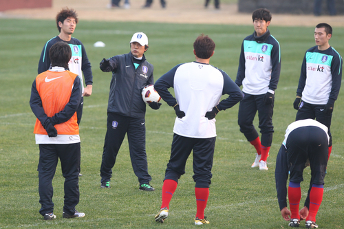 축구대표팀이 21일 오후 제주도 서귀포시민구장에서 훈련을 한 가운데 조광래 감독이 훈련 지시를 하고 있다.